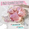 Nahaufnahme eines rosafarbenen Kristall-Katzenpfoten-Spielzeugs mit Perlen und Glitzer - Rosa Kristall Katzenpfote