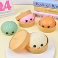 Dettaglio ravvicinato di simpatici baozi squishy in colori pastello con mini vaporiere decorative - Panino Grande con Espressione (SZ0013) / Con Vaporiera