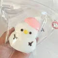 Detailopname van een schattige kerstsneeuwpop stressbal speelgoed in een plastic zakje - Sneeuwpop met roze hoed / Roze
