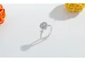 Primer plano detallado de un anillo giratorio de plata con flores de circonitas - Anillo giratorio / Oro blanco