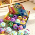 Bunte 3D-rotierbare Fidget-Bälle in einer Verkaufsbox auf weichem Teppich - Mehrfarbiger Rotierender Spinner