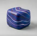 Detailansicht eines blau marmorierten quadratischen Squishy-Spielzeugs zum Stressabbau - Marmoriertes Eiswürfel / 5.0cm Farbbox / Lila