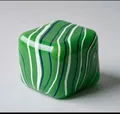 Detailansicht eines grünen, quadratischen Stressspielzeugs mit wellenförmigen Streifen. - Marmoriertes Eiswürfel / 5.0cm Farbbox / Grün