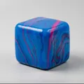Makrodetail eines quadratischen Malzzucker-Quetschspielzeugs mit blau-rosa Marmorfließmuster. - Marmoriertes Eiswürfel / 5.0cm Farbbox / Blau