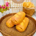 Soft PU foam simulated bread roll squishy toy for stress relief in a woven basket - Bread Roll / 14x7x4cm (58g)