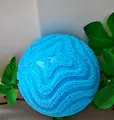 Hellblauer strukturierter sensorischer Knautschball zum Stressabbau und Handtherapie - Wellenmuster Haarkugel Squishy / Kartonverpackung / Blau