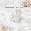 Jouet anti-stress torsadé blanc nacré iridescent avec articulations flexibles. - Électroplaqué Arc-en-ciel Blanc Lait