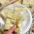 Détail rapproché de jouets squishy cubes au lait de coco dans un sac transparent - Style Cube de Lait / Blanc Cassé