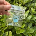 Λεπτομέρεια του μπλε squishy πατούσα γάτας σε διάφανη τσάντα με λευκή αλυσίδα - Μπλε / Μπλε