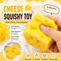 Detalle de una mano apretando un suave juguete antiestrés con forma de queso amarillo - Forma de queso / Amarillo