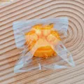 Κοντινό πλάνο παιχνιδιού squishy σε σχήμα πατούσας γάτας με υφή φρυγανιάς σε σακούλα - Πατούσα Γάτας (Τηγανητό)