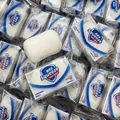 Vista dettagliata di un giocattolo antistress a forma di sapone bianco confezionato - Forma di Sapone