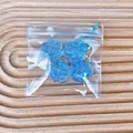 Vier blaue, lichtdurchlässige Katzenpfoten-Squishy-Spielzeuge in Klarsichtverpackung. - 4er-Set / Blau