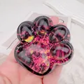 Detailaufnahme eines Katzenpfoten-Squishy-Spielzeugs mit funkelnden rosa Pailletten - Dark Style Katzenpfote Squishy / Schillerndes Rosa