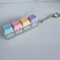 Nahaufnahme eines mechanischen Schalter-Fidget-Schlüsselanhängers mit vier Pastelltasten - 4-Key Style / Ohne Licht / Mixed Colors (Purple/Yellow/Pink/Blue)