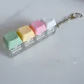 Vista ravvicinata di un portachiavi giocattolo fidget con tasti per tastiera meccanica macaron - 4-Key Style / Senza Luci / Mixed Colors (White/Pink/Yellow/Green)