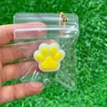 Lindo juguete squishy de pata de gato amarilla y blanca para aliviar el estrés - Base Blanca Pata Amarilla