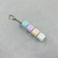 Λεπτομερής άποψη του μπρελόκ fidget macaron με 4 πλήκτρα σε παστέλ χρώματα καραμέλας - 4-Κουμπιά (Στρογγυλό) / Χωρίς Φώτα