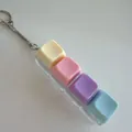 Farbenfroher Macaron mechanischer 4-Tasten-Schaltertester-Schlüsselanhänger zum Stressabbau. - 4-Tasten-Layout / Ohne Licht / Yellow Pink Purple Blue