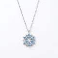 Elegante Schneeflocken-Halskette mit himmelblauen Markisesteinen und funkelnden Kristallen. - Blaue Schneeflocke