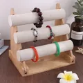 Dettaglio di un espositore per gioielli a 3 livelli in bambù e velluto per bracciali - Velluto Beige