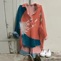 Detail van een linnen overhemd met artistieke katten- en bloemenprint en asymmetrische zoom. - S / Tops / Oranje & Marine Patchwork Kat (NSCS-003)