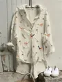 Detailopname van linnen blouse met lange mouwen en natuurlijke vogel- en bloemenprint - S / Tops / Crèmewit Vogel en Bloemenprint (NSCS-004)