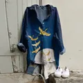 Détail de la chemise en lin bleu marine avec imprimé graphique grue dorée et lune - S / Hauts / Imprimé Grue Volante et Lune (NSCS-005)