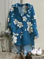 Vue détaillée d'une chemise en lin bleue à fleurs pour femme dans un décor rustique - S / Hauts / Style de fleur de prunier bleu (NSCS-010)