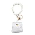 Vista detallada de mini bolso de cuero PU blanco con elegante pulsera de perlas - Grande (Llavero de Mini Bolso de Perlas) / Blanco lechoso