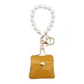 Primer plano del mini llavero de bolso amarillo con patrón de cocodrilo y asa de perlas - Grande (Llavero de Mini Bolso de Perlas) / Amarillo