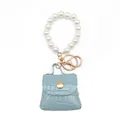 Detalle de un mini llavero de bolso azul con textura de cocodrilo y elegantes perlas blancas - Grande (Llavero de Mini Bolso de Perlas) / Azul