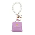 Detalle de un mini llavero de bolso de cuero PU púrpura con elegante correa de perlas - Grande (Llavero de Mini Bolso de Perlas) / Púrpura