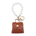 Primer plano de un mini llavero de bolso marrón con estampado de cocodrilo y perlas blancas - Grande (Llavero de Mini Bolso de Perlas) / Marrón