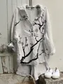 Vue détaillée du chemisier en lin blanc avec un élégant imprimé floral à l'encre. - S / Hauts / Fleurs de prunier à l'encre (NSCS-020)