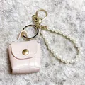 Detalle del mini llavero de bolso rosa con elegante correa de perlas blancas. - Pequeño (Bolsa de Llavero de Perlas) / Rosa
