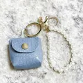 Vista detallada del llavero mini bolso azul cocodrilo con correa de perlas blancas - Pequeño (Bolsa de Llavero de Perlas) / Azul marino