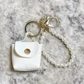 Vista detallada del llavero mini bolso blanco con patrón de cocodrilo y correa de perlas - Pequeño (Bolsa de Llavero de Perlas) / Blanco