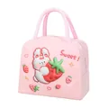 Schattige roze geïsoleerde lunchtas met konijn en aardbeienpatroon - 3D Strawberry Rabbit / Roze