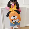 Mochila infantil de perro naranja con orejas negras largas en un modelo infantil. - Perro Amarillo