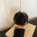 Mini monedero negro infantil con elegante correa de cadena dorada y etiqueta - Negro