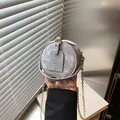Elegante mini bolso bandolera plateado para niñas con una refinada cadena dorada - Plateado