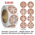 Kraftpapier sneeuwvlok stickerrol met 8 verschillende stijlen voor kerstversiering - Donker Kraftpapier 3D Effect Sneeuwvlok (D-06-R3) / 250 Stuks/Pak