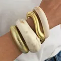 Set of 4 chunky acrylic and gold-tone bracelets with marbled texture for women - 4-Piece Irregular Wave Bangle Set (6767301HB) / Gold and Cream Combo