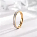 Gedetailleerde close-up van een minimalistische gouden titanium ring met witte schelp - US 5 / Goud