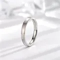 Detailweergave van een minimalistische titanium stalen ring met witte schelpinleg - US 5 / Zilver