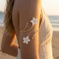 Bracelet de bras doré élégant avec fleurs en émail blanc sur un anneau texturé - Blanc Cassé