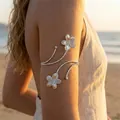 Bracelet de bras ouvert élégant argenté avec des breloques fleurs 3D texturées. - Argent
