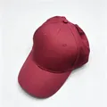 Draufsicht auf eine weinrote Baumwoll-Baseballkappe mit Ziernähten und Belüftungslöchern - Burgunderrot / Erwachsene, Hutumfang 58cm Verstellbar