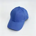 Detailansicht einer einfarbigen blauen Baumwoll-Baseballkappe mit feinen Ziernähten - Blau / Erwachsene, Hutumfang 58cm Verstellbar